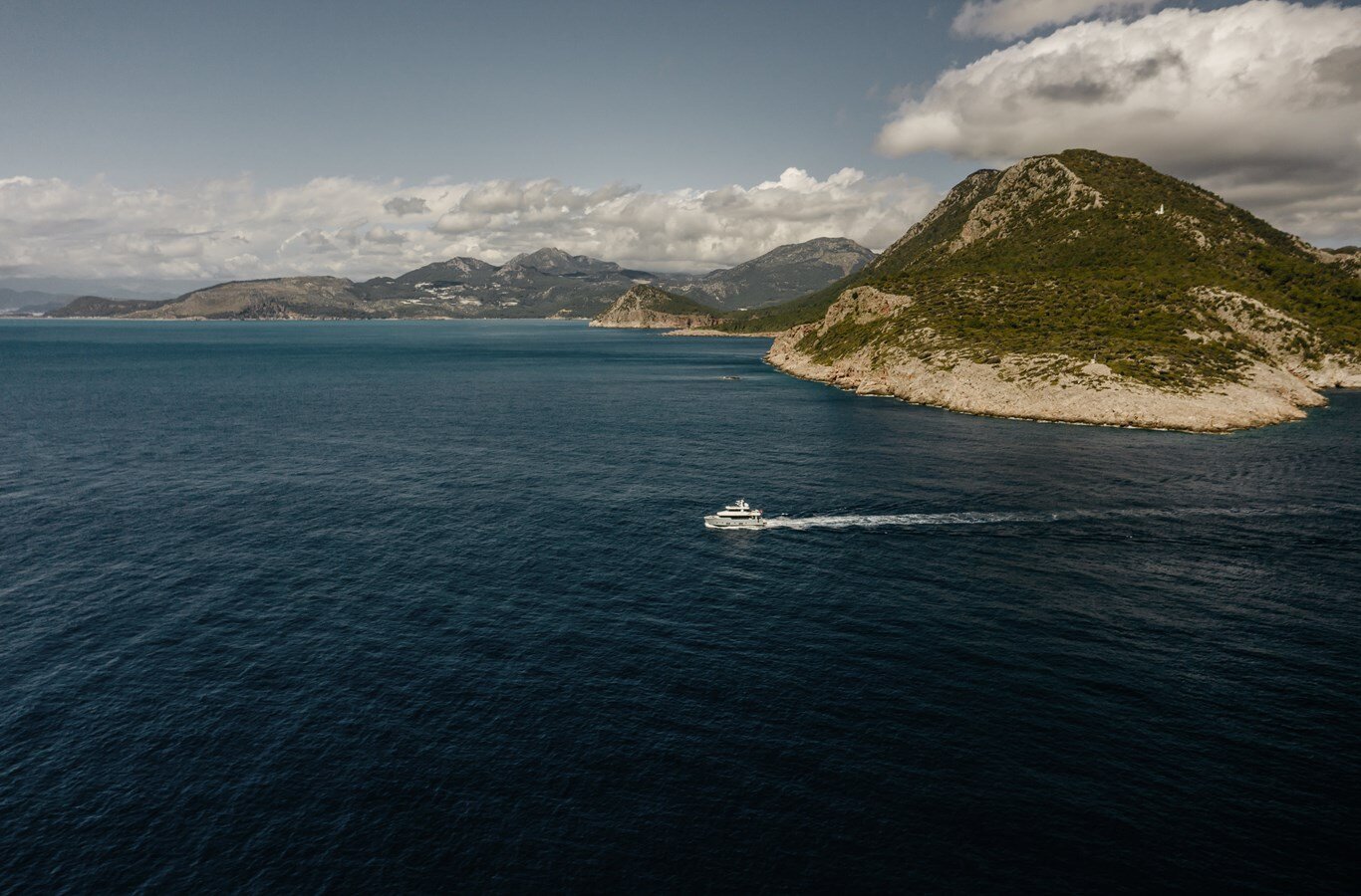 2022-bering-yachts-76-4-63ad7a