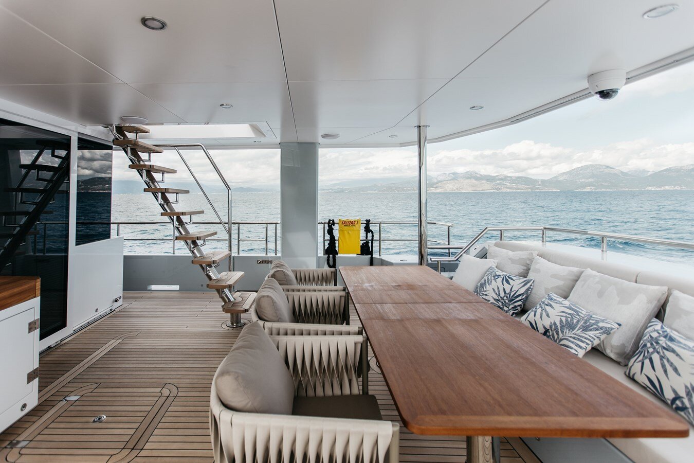 2022-bering-yachts-76-4-63ad7a