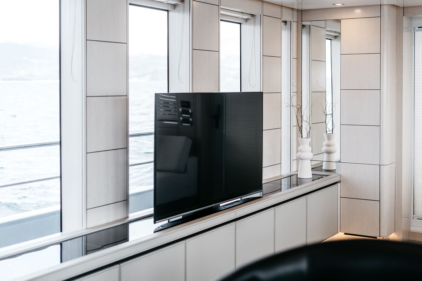 2022-bering-yachts-76-4-63ad7a