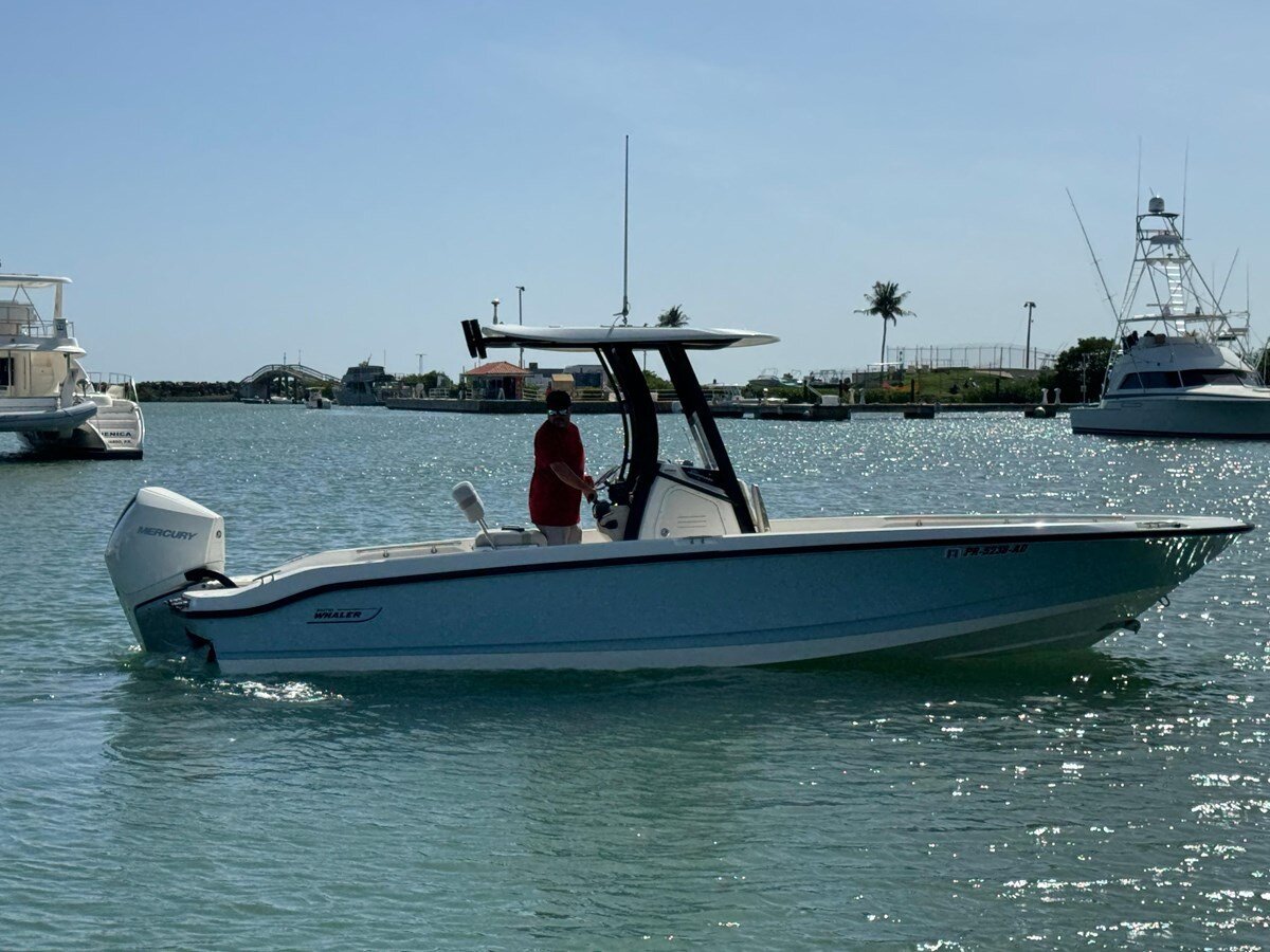 2022-boston-whaler-25-ef8efe