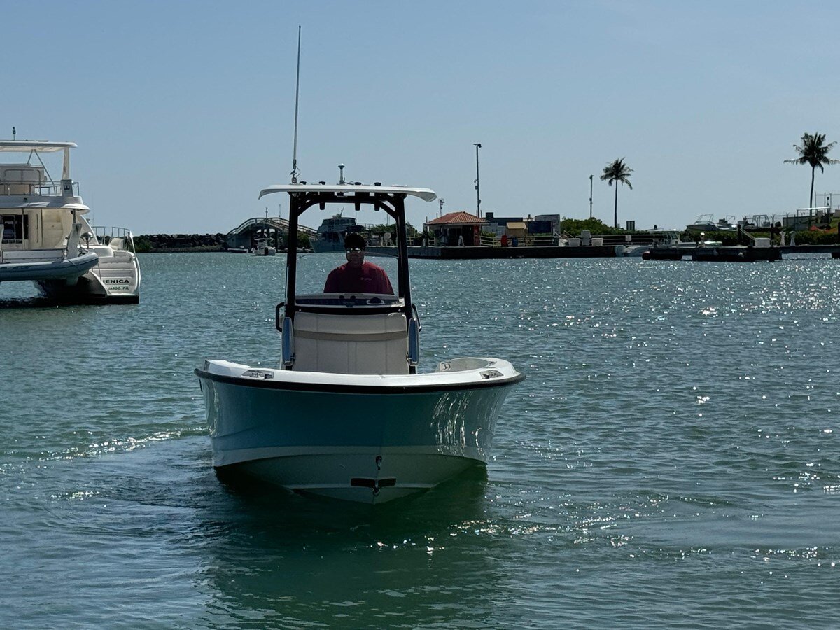 2022-boston-whaler-25-ef8efe