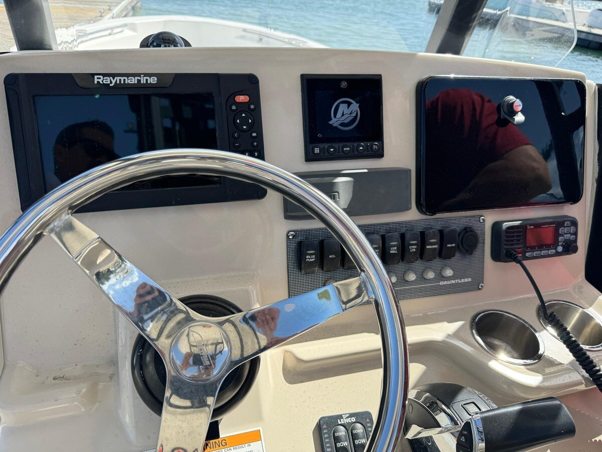 2022-boston-whaler-25-ef8efe