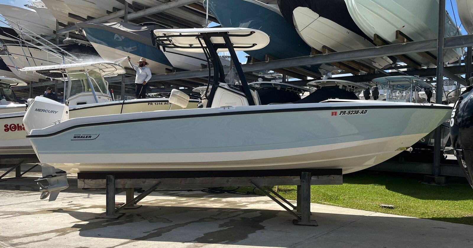 2022-boston-whaler-25-ef8efe