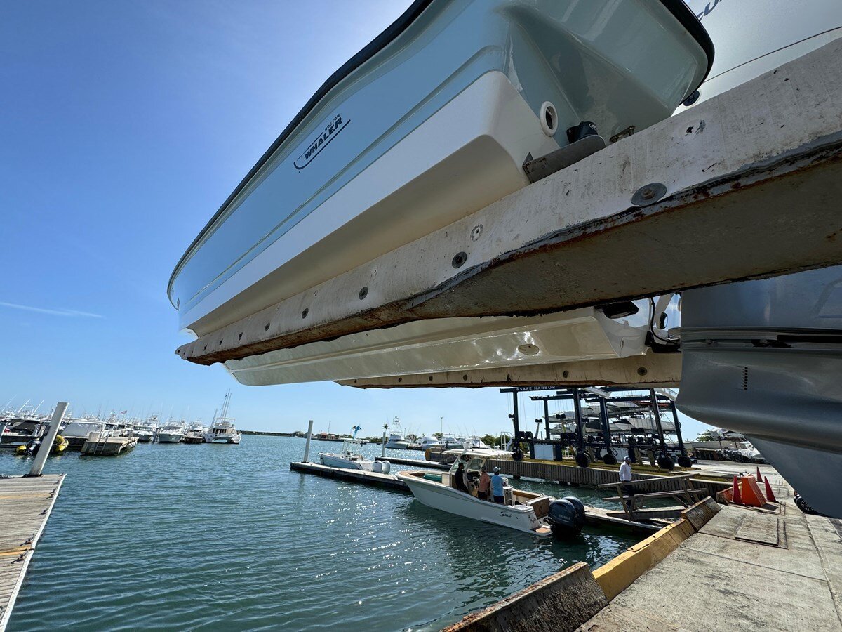 2022-boston-whaler-25-ef8efe