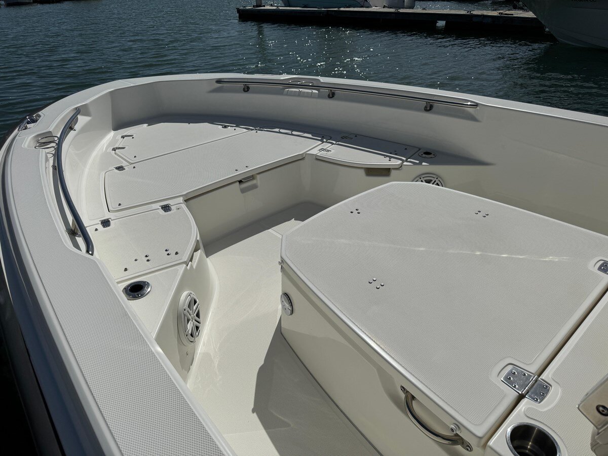 2022-boston-whaler-25-ef8efe