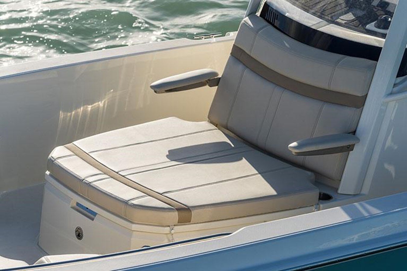 2022-boston-whaler-25-ef8efe