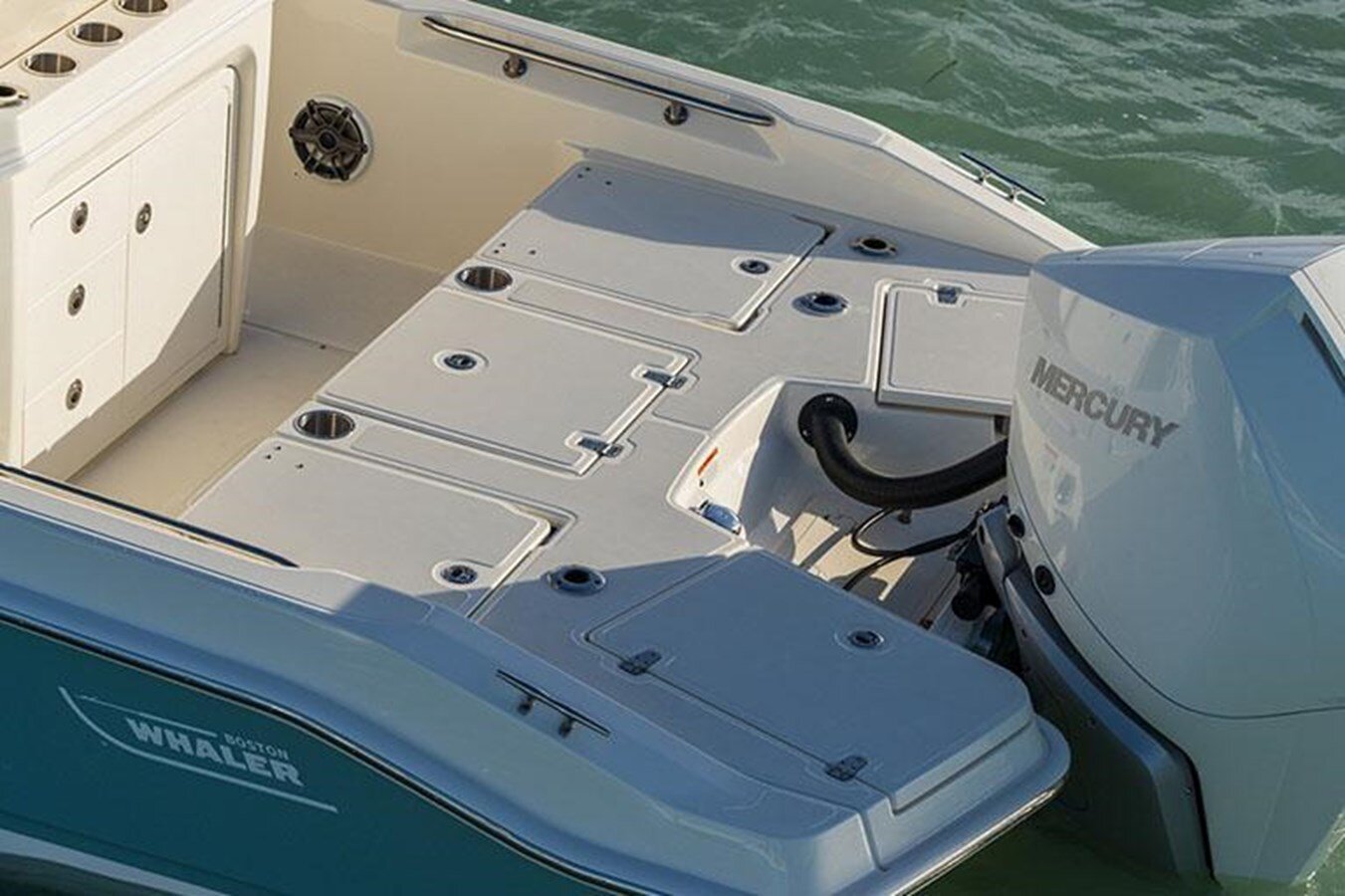 2022-boston-whaler-25-ef8efe