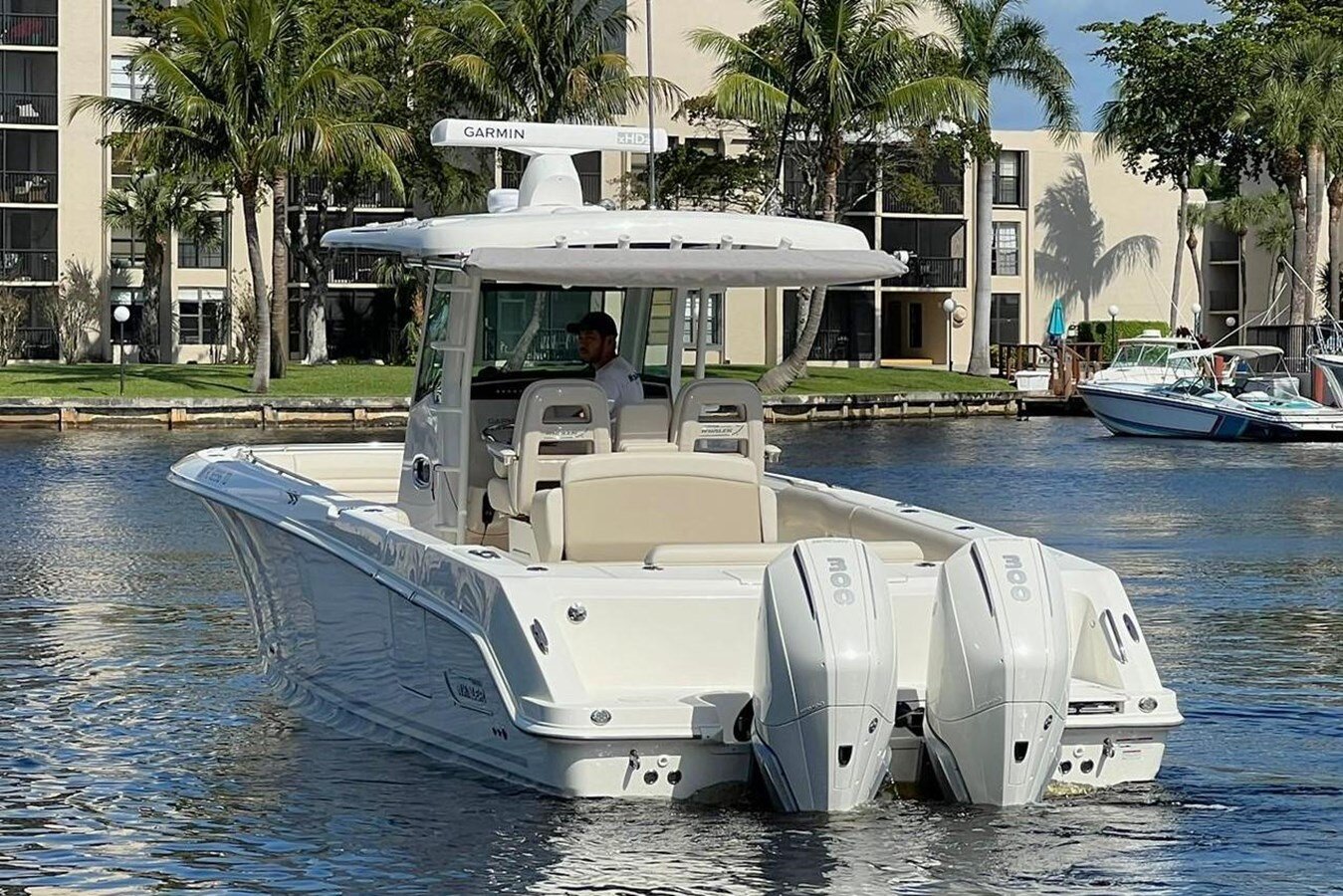 2022-boston-whaler-33-7d77a6