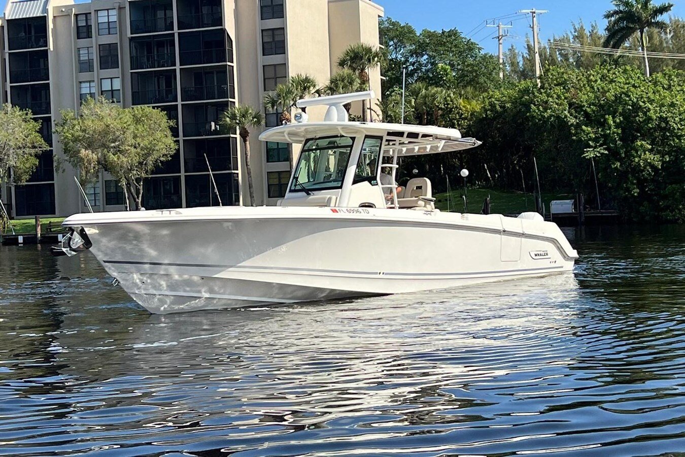 2022-boston-whaler-33-7d77a6