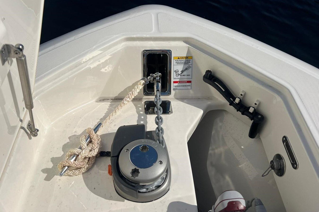 2022-boston-whaler-33-7d77a6