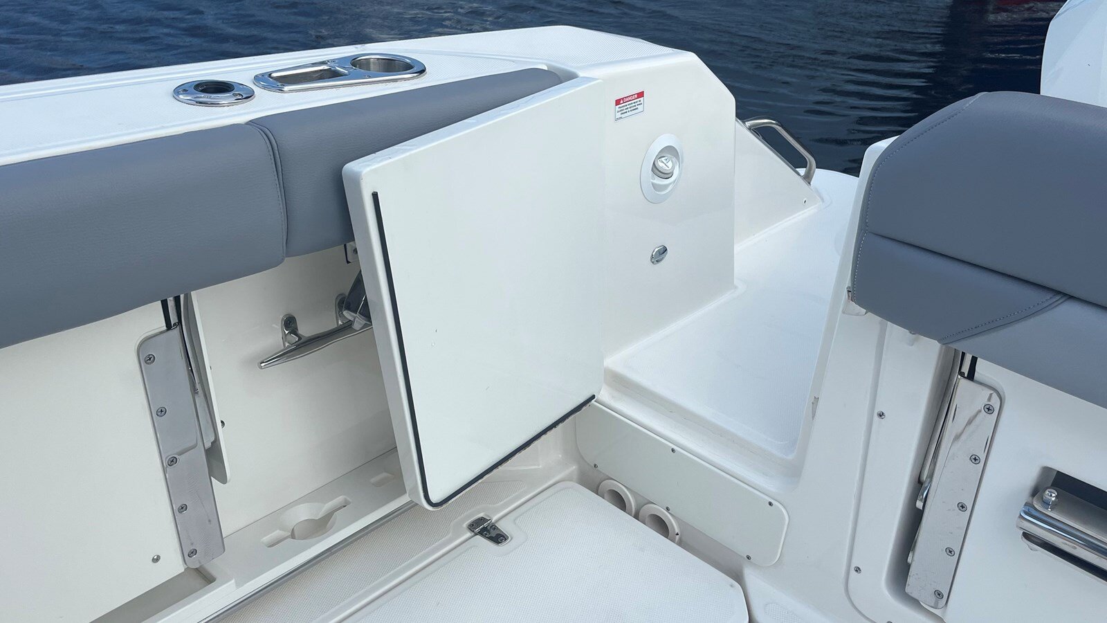 2022-boston-whaler-38-ac0d60