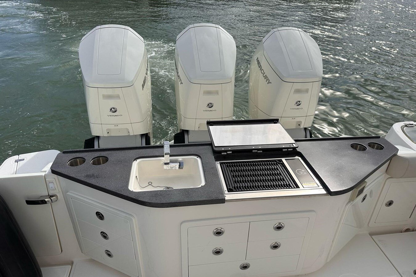 2022-boston-whaler-40-e81bd2