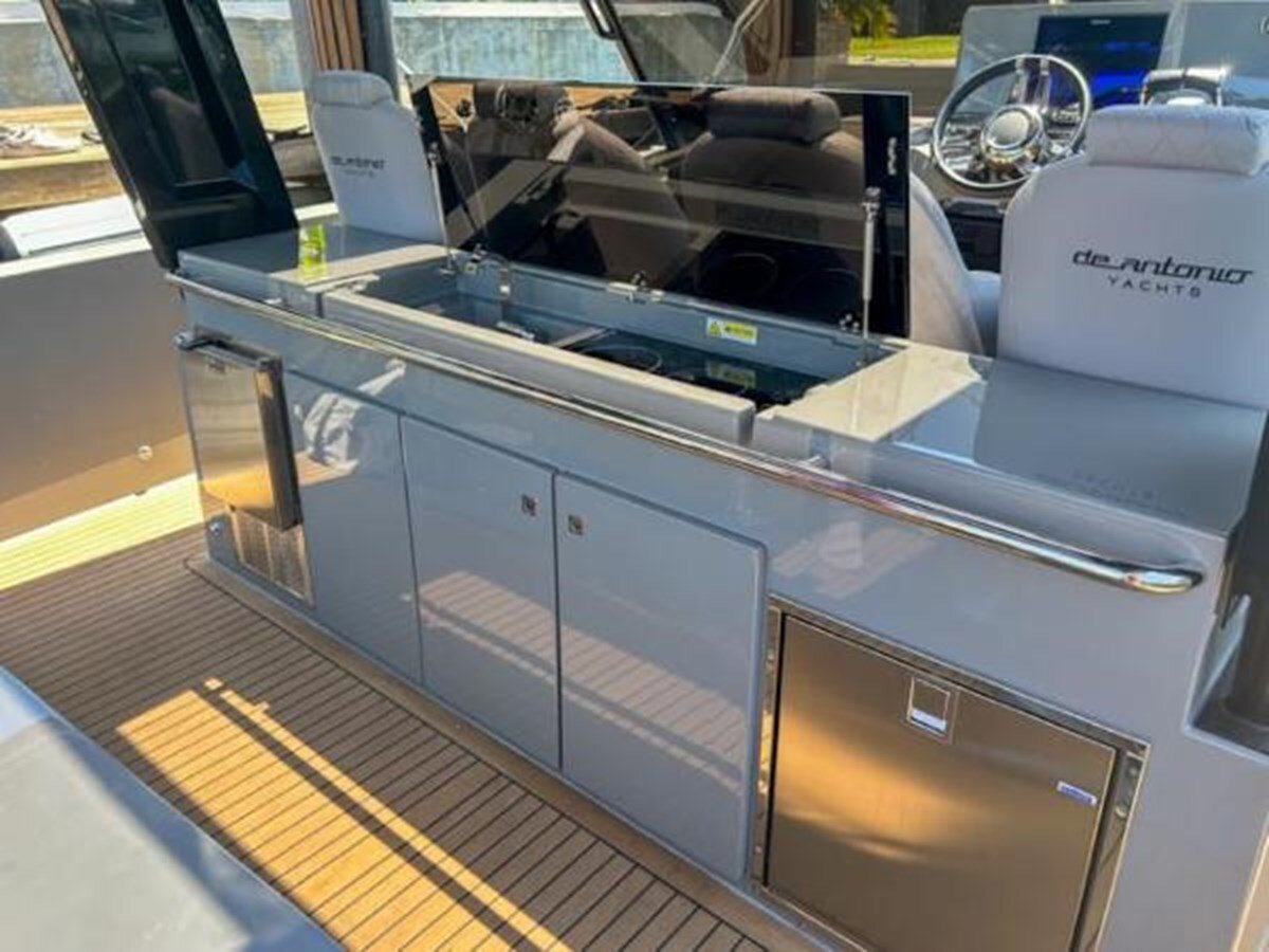 2022-de-antonio-yachts-42-99bc16