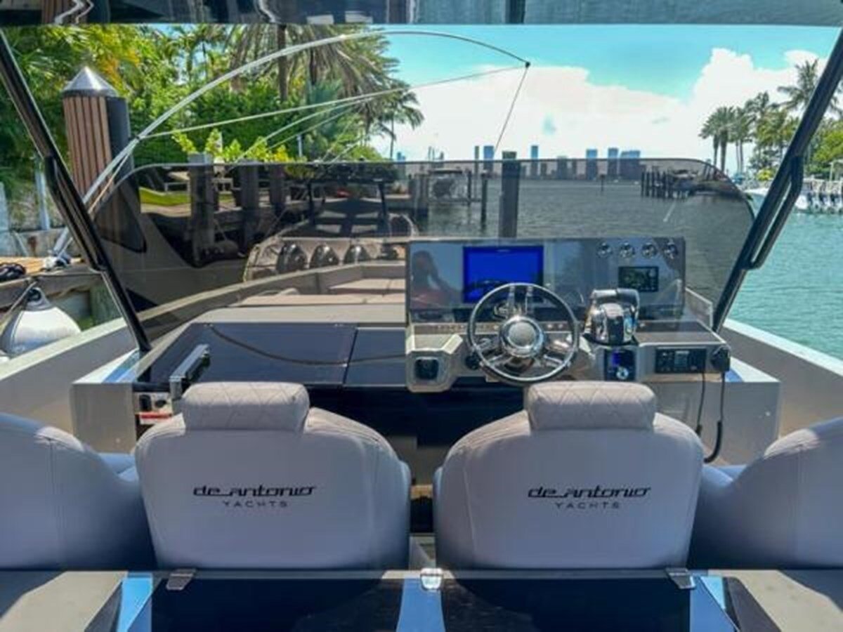 2022-de-antonio-yachts-42-99bc16