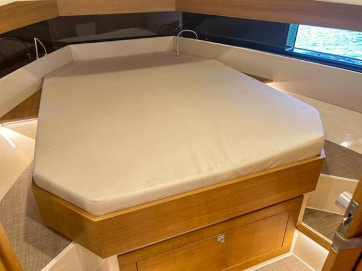 2022-de-antonio-yachts-42-99bc16