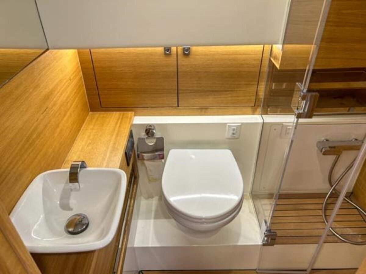 2022-de-antonio-yachts-42-99bc16