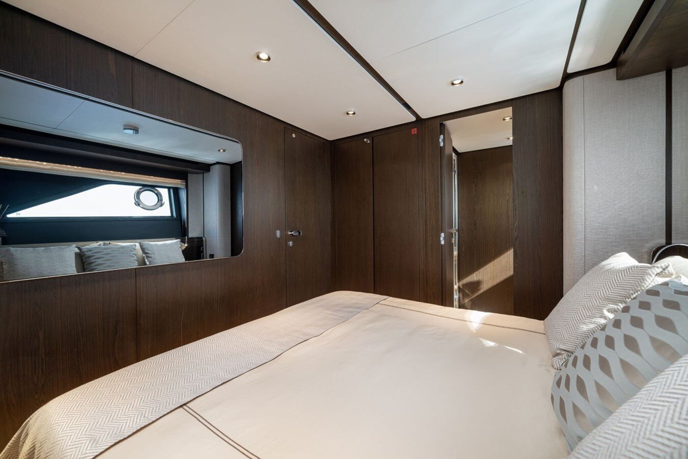 2022-ferretti-yachts-88-6-5053dc