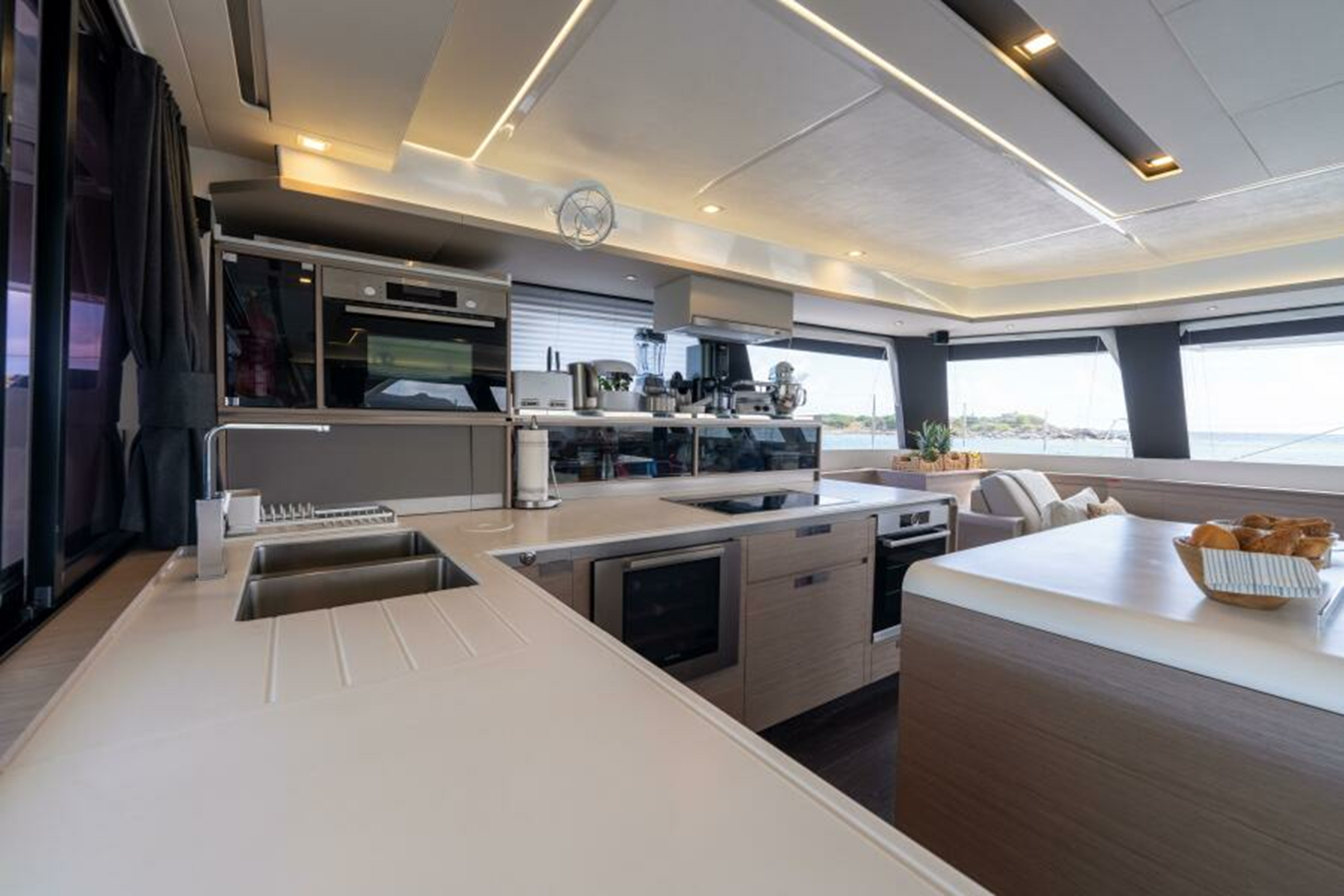 2022-fountaine-pajot-67-3-b56d40