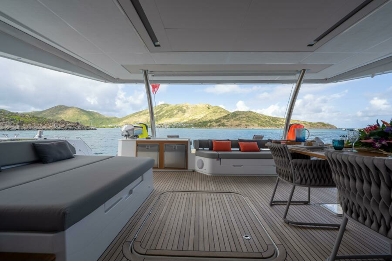 2022-fountaine-pajot-67-3-b56d40