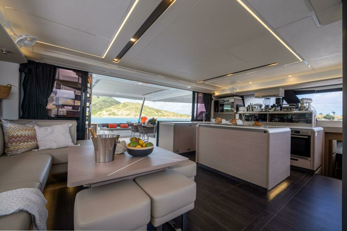 2022-fountaine-pajot-67-3-b56d40