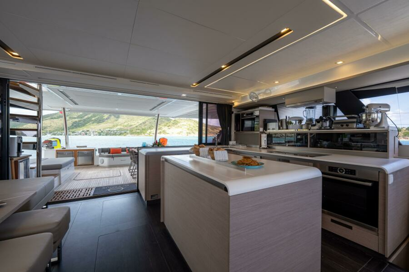 2022-fountaine-pajot-67-3-b56d40