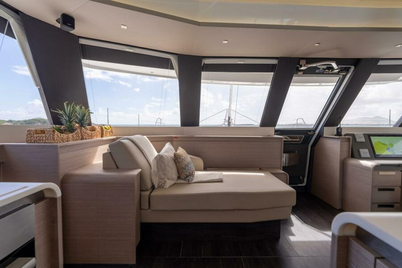 2022-fountaine-pajot-67-3-bb8538