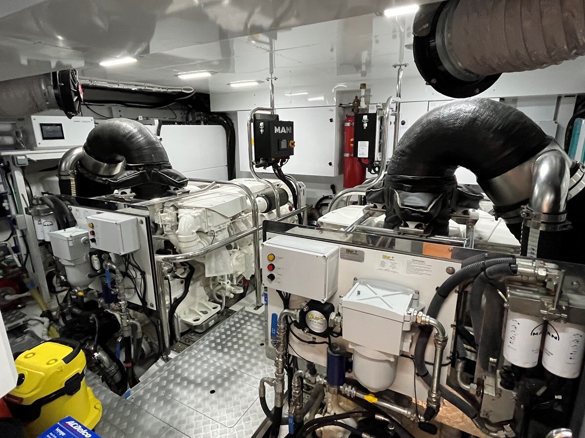 2022-princess-yachts-86-1-907283