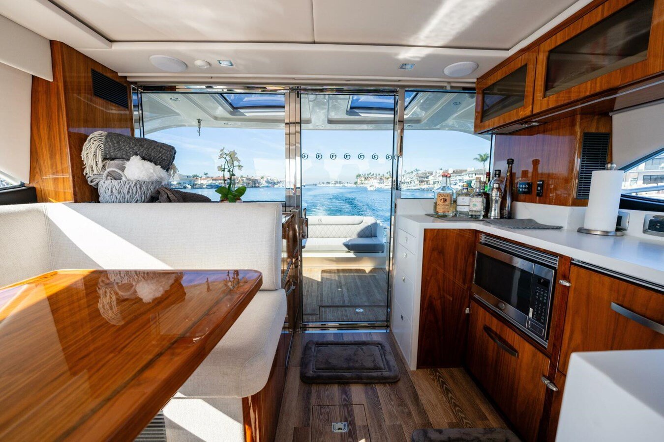 2022-riviera-48-e09037