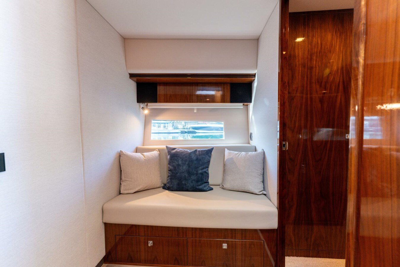 2022-riviera-48-e09037