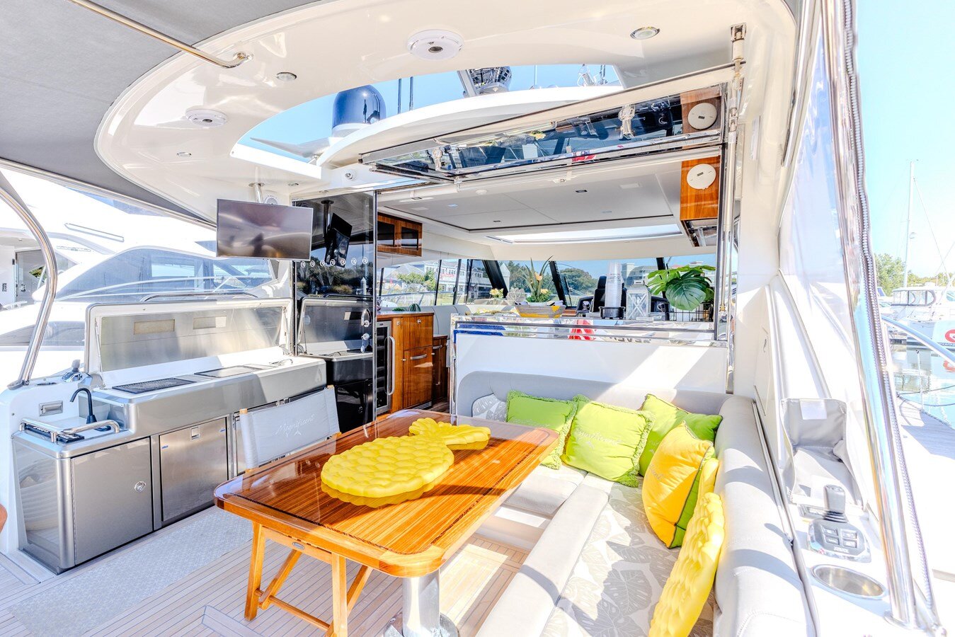 2022-riviera-57-3-e87378