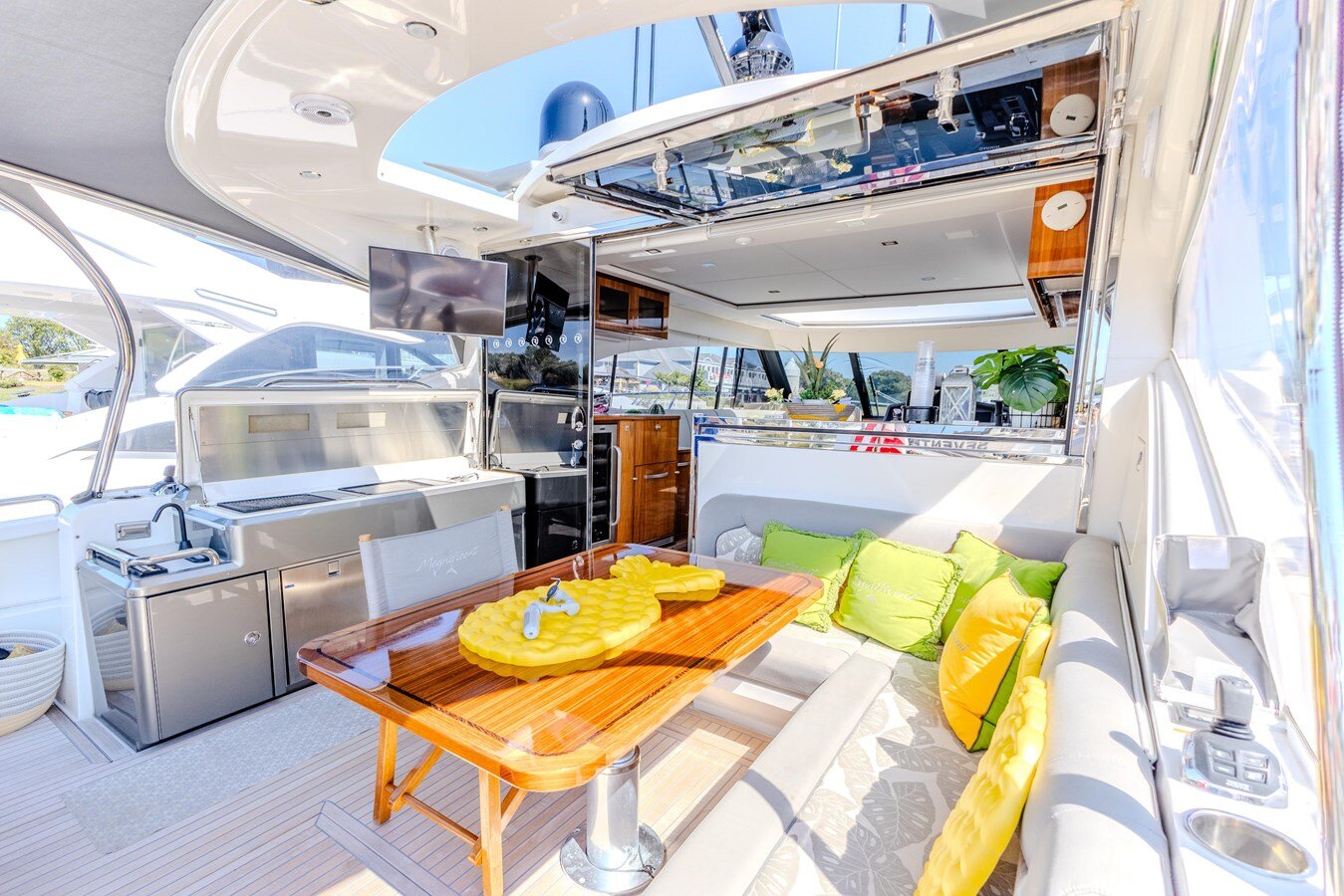 2022-riviera-57-3-e87378