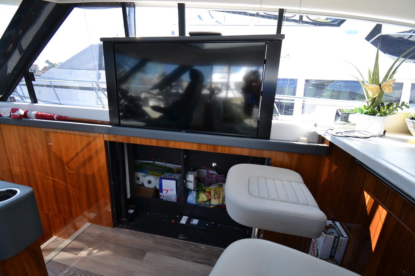 2022-riviera-57-3-e87378