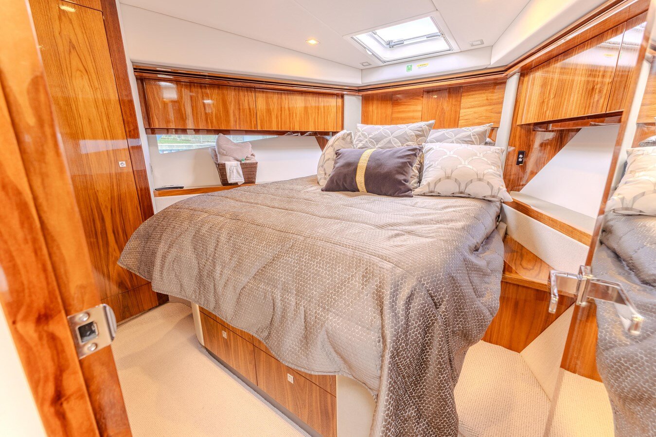 2022-riviera-57-3-e87378