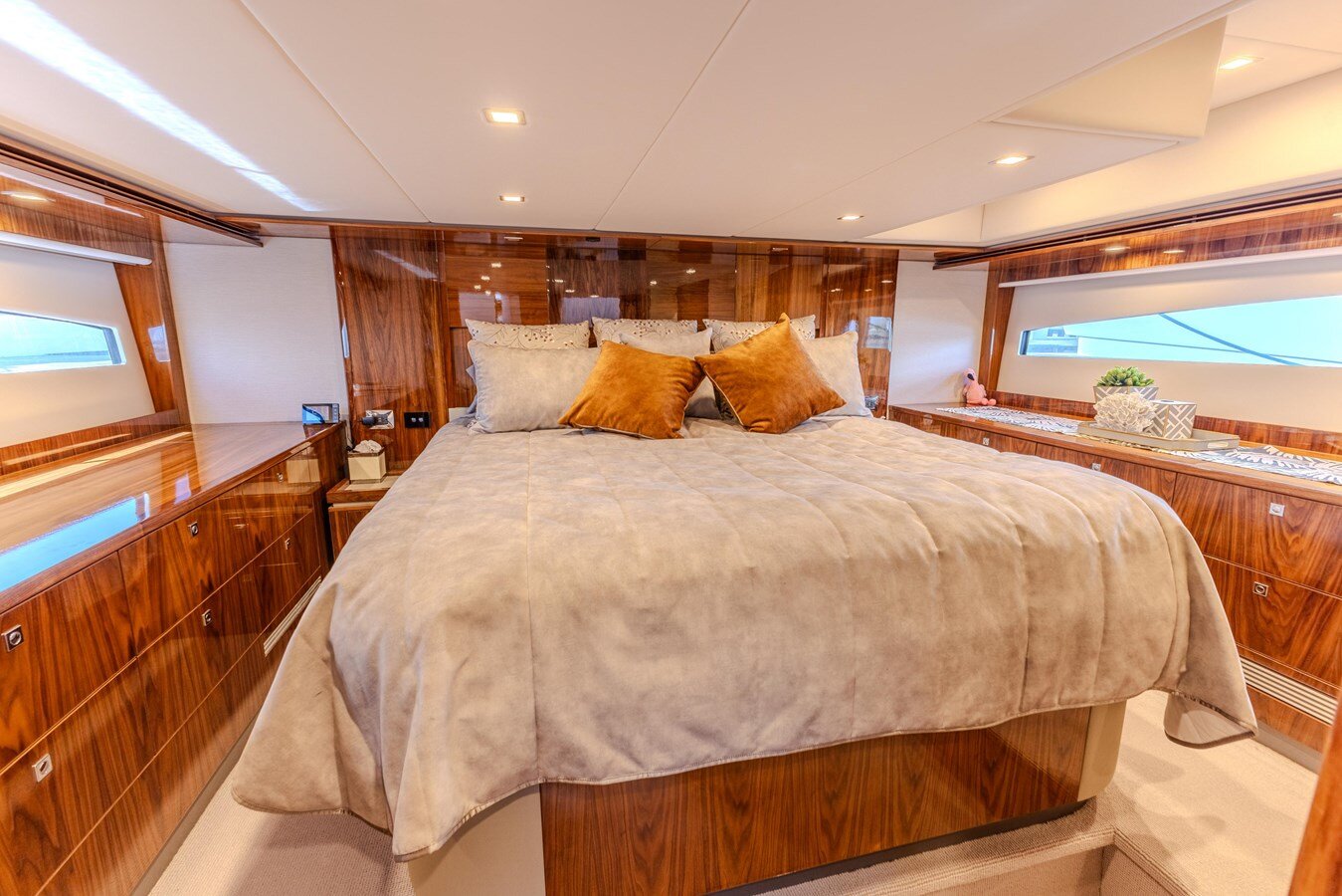 2022-riviera-57-3-e87378