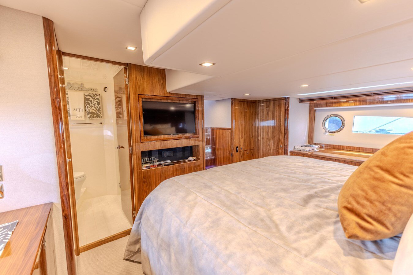 2022-riviera-57-3-e87378