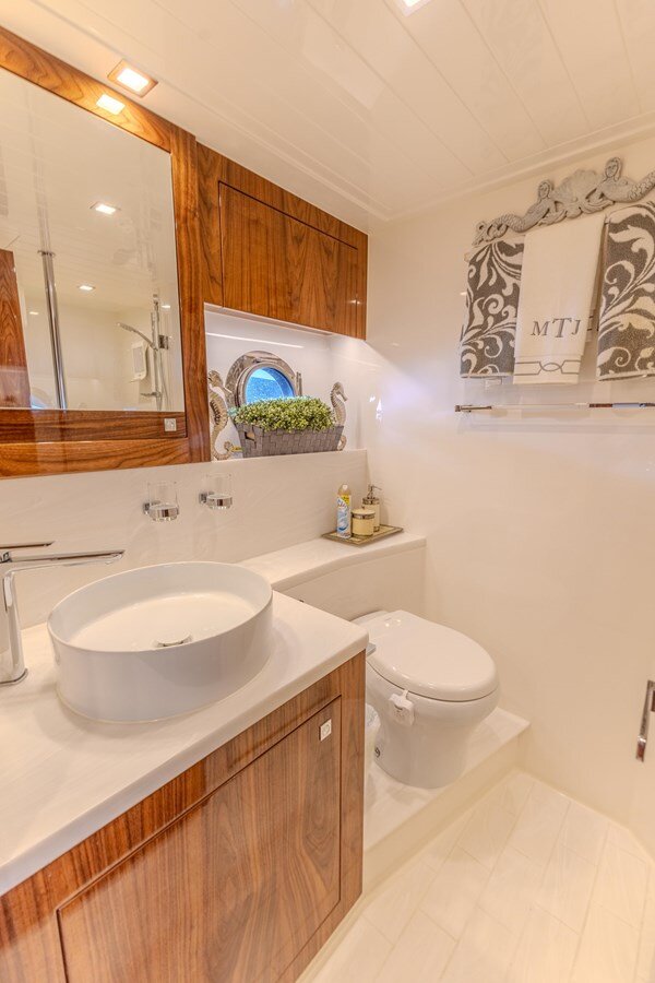 2022-riviera-57-3-e87378