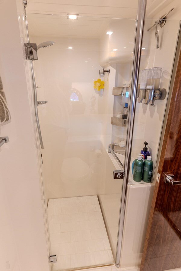 2022-riviera-57-3-e87378