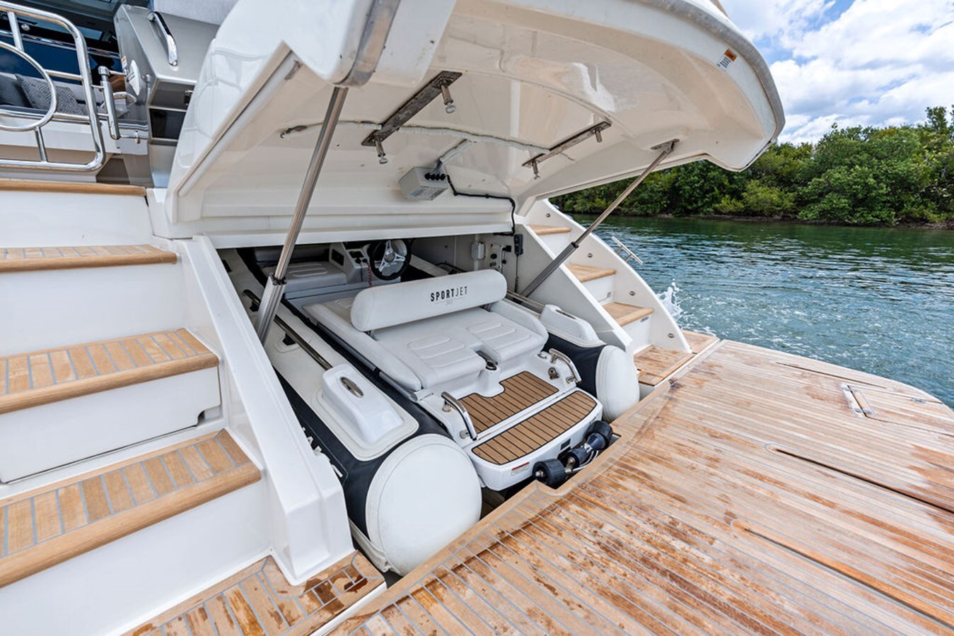 2022-riviera-60-242c98