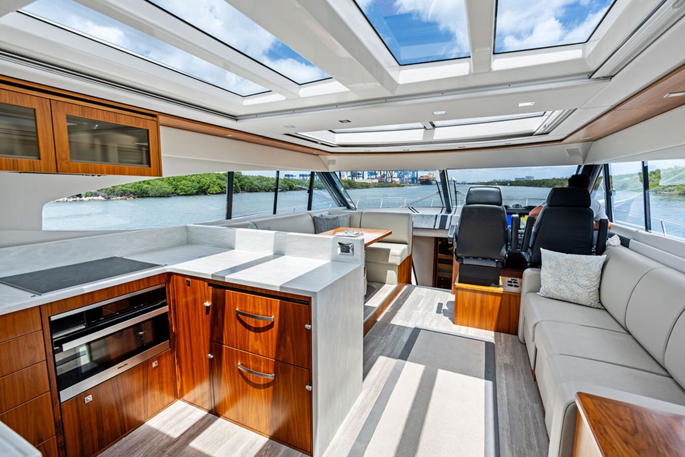 2022-riviera-60-242c98