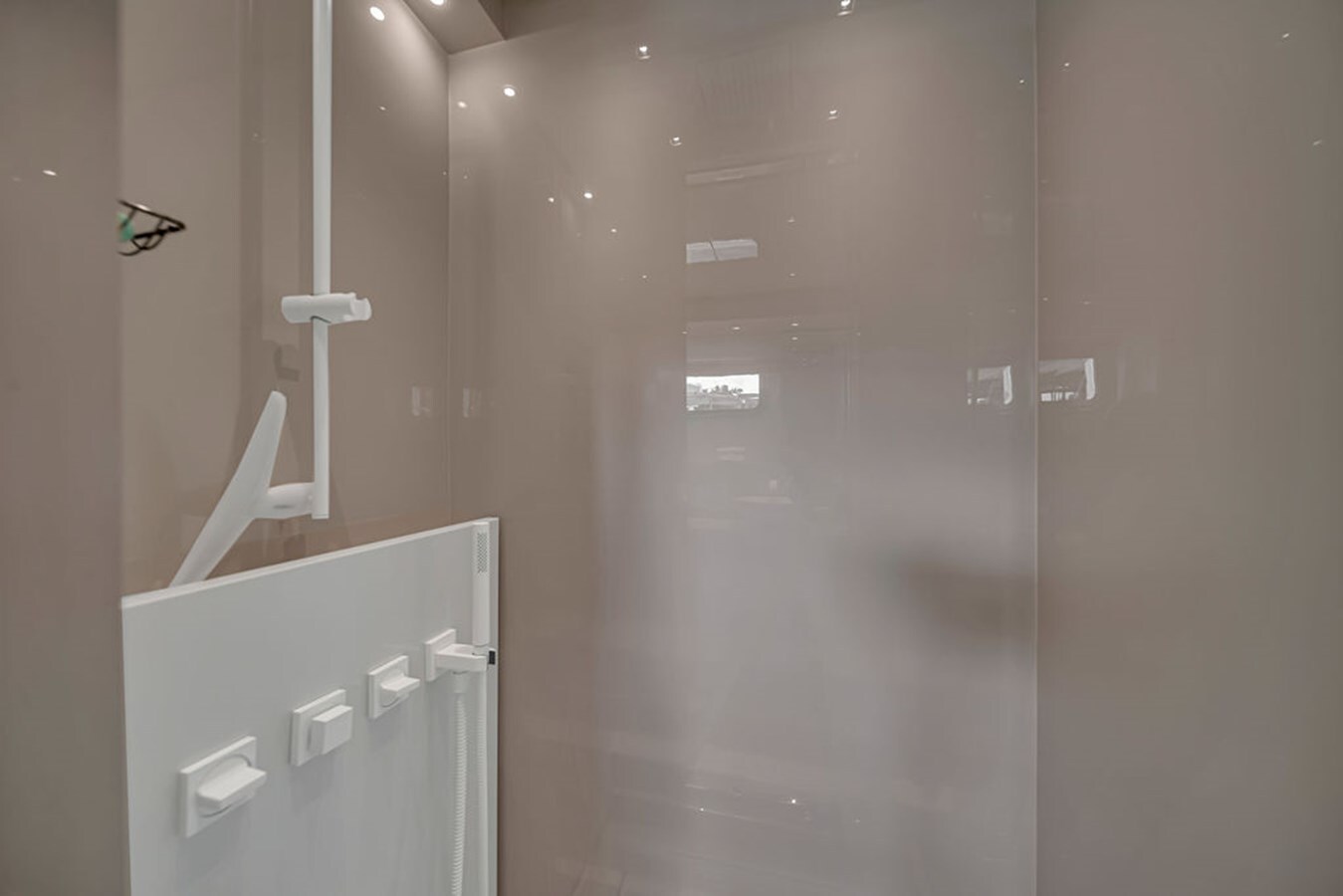 2022-sanlorenzo-87-10-f3c2ed