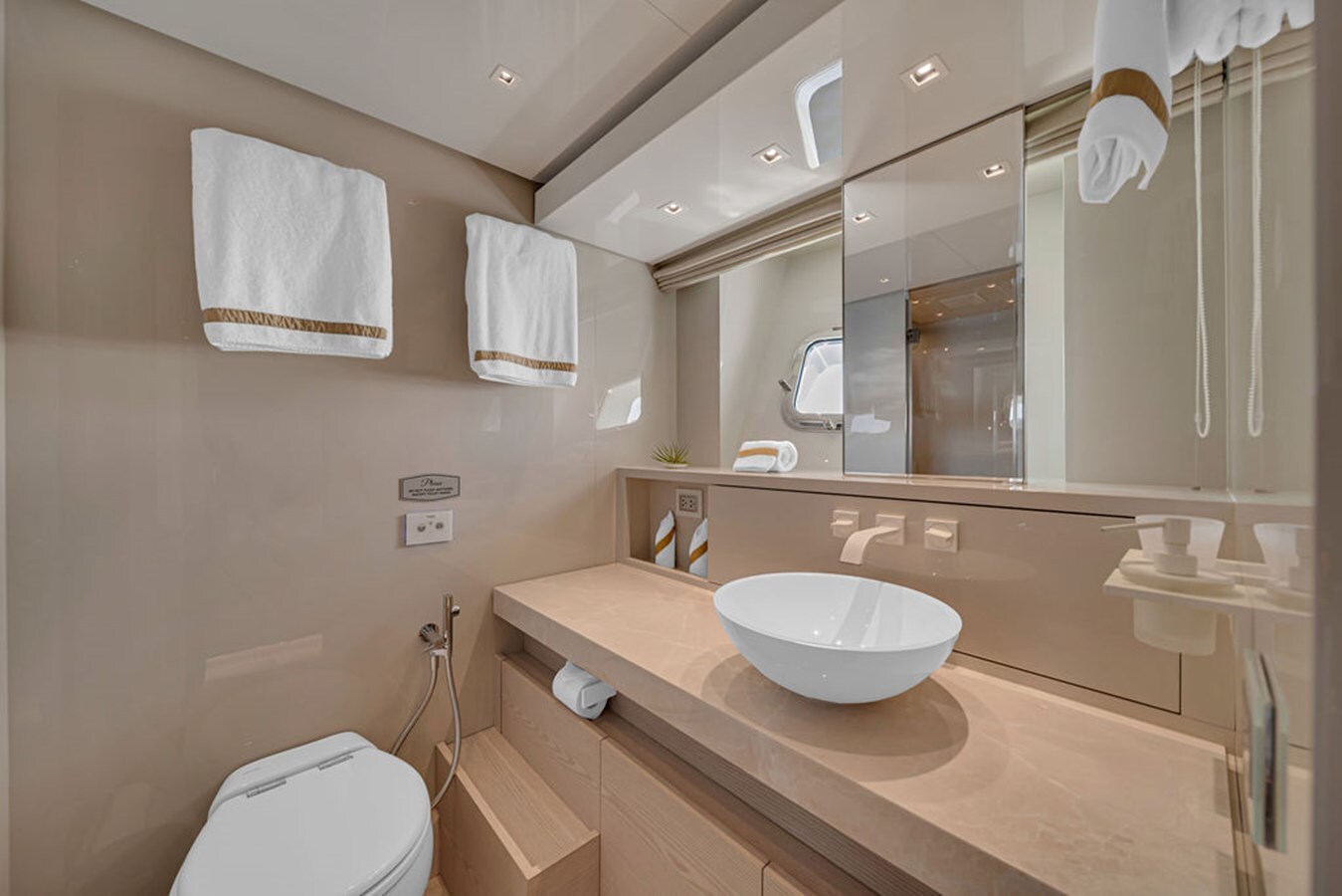 2022-sanlorenzo-87-10-f3c2ed