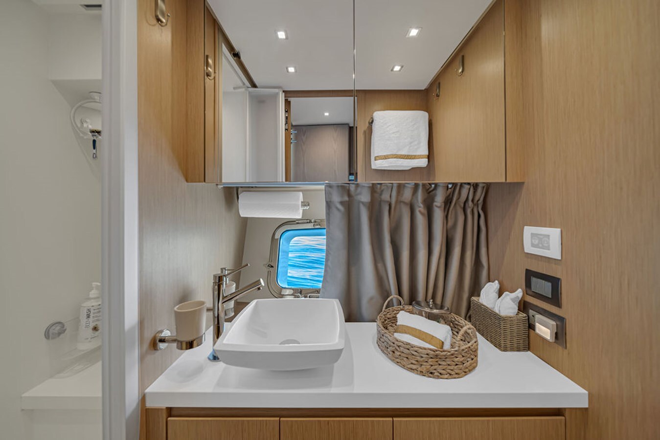 2022-sanlorenzo-87-10-f3c2ed