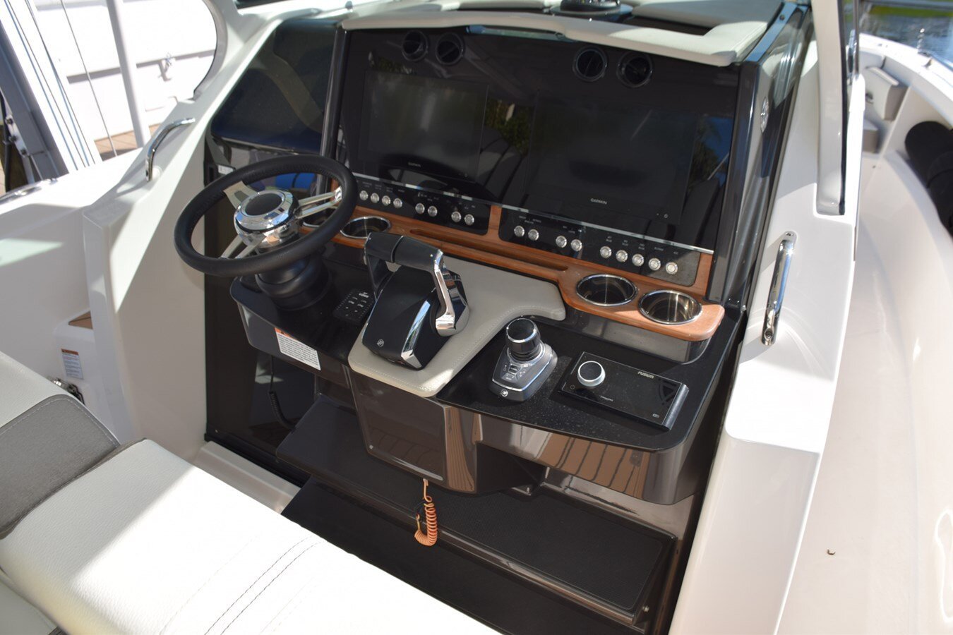 2022-tiara-yachts-34-d92f5a