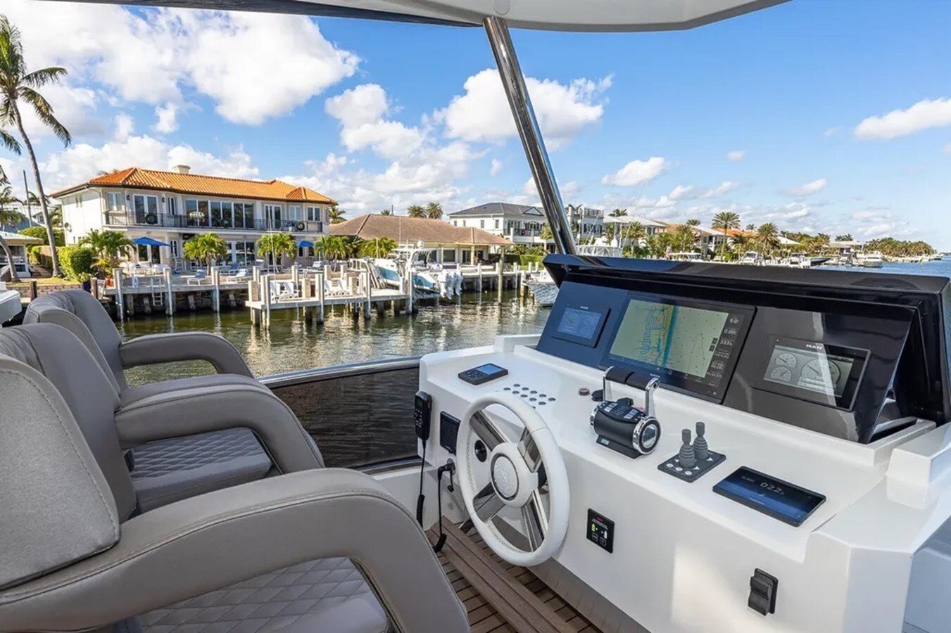 2023-astondoa-66-3d6d37