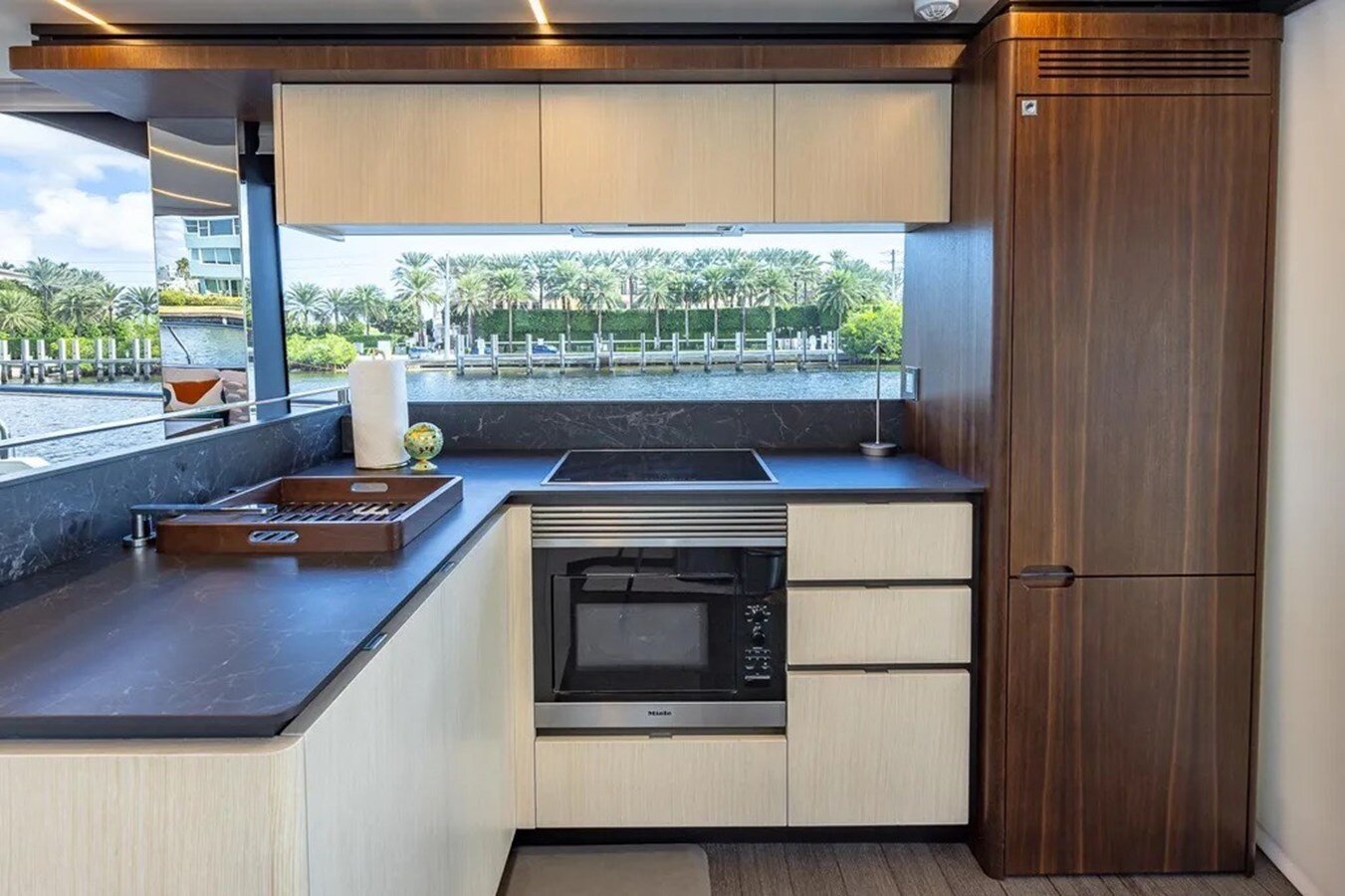 2023-astondoa-66-3d6d37