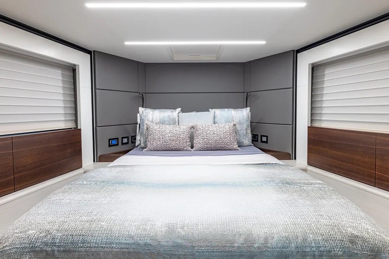 2023-astondoa-66-3d6d37