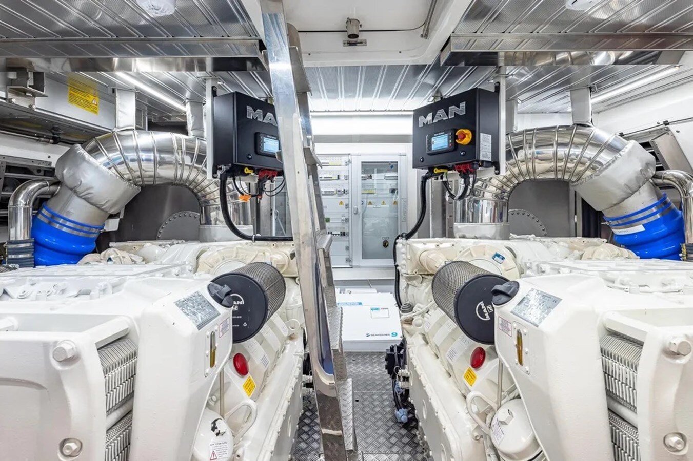 2023-astondoa-66-3d6d37