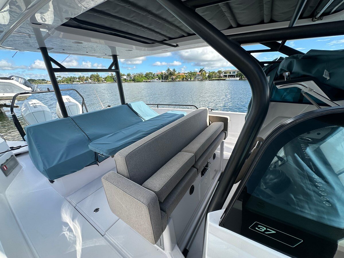 2023-axopar-37-9c6284