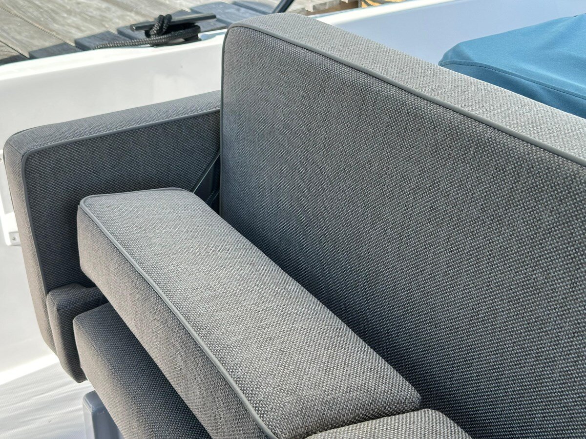 2023-axopar-37-9c6284