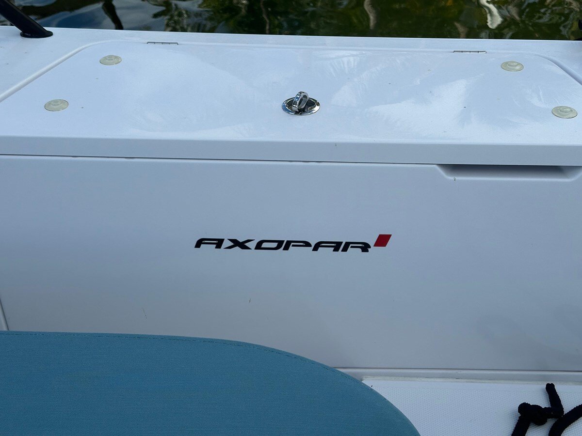 2023-axopar-37-9c6284